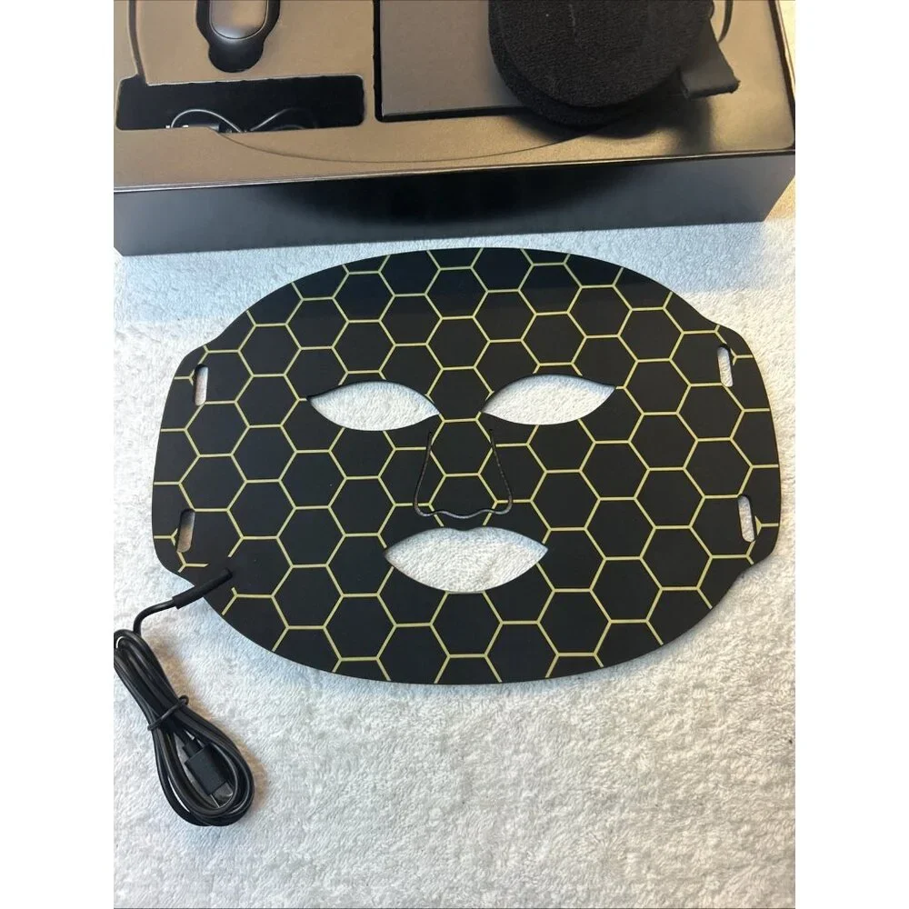Luminantiage LED Light Therapy Mask Kit with Remote New in Sealed Box